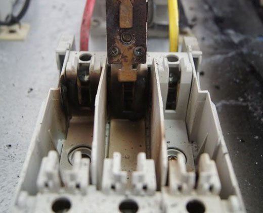 處理著火的低壓電力電容器要注意安全第一